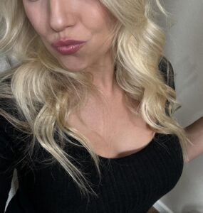 Therok789 Nude: Thick Busty Blonde MILF’s Risky Desk Job Flashes