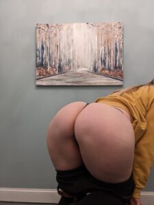 Phatasshotwife Nude: Blonde Hotwife’s Thick Booty Work Flashes